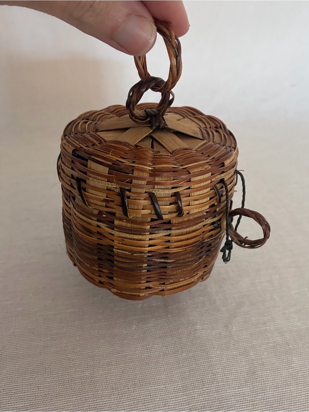 Vintage Mini Round Woven Hinged Trinket Basket 🤎⁠